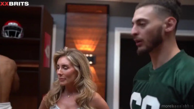 Bonnie Blue - British Cumslut Fucking 10 NFL Player Gangbang