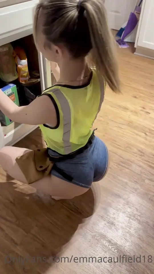 OnlyFans - Emmacaulfield18 - Plumber Lady Sextape - Watch Latest Porn Video at ePornHome.com for Free.